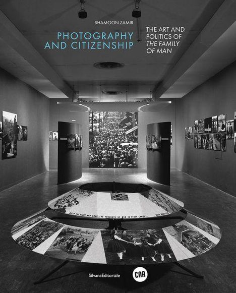 "Photography and Citizenship" und "The Art and Politics of The Family of Man" in einem Ausstellungsraum voller Fotos.