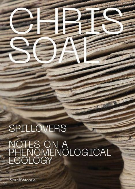 Oben steht "CHRIS SOAL". Darunter "SPILLOVERS. NOTES ON A PHENOMENOLOGICAL ECOLOGY". Natürliche Texturen im Hintergrund.