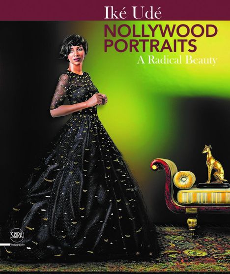 "Iké Udé: NOLLYWOOD PORTRAITS A Radical Beauty." Eine elegante Person in einem schwarzen Kleid steht neben einer Couch.