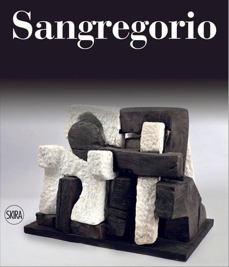 Text: Sangregorio, Skira-Logo. Skulptur aus Holz- und Steinblöcken in natürlichen Farbtönen.