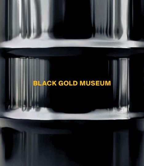 Schwarzer Ölfass-Hintergrund mit dem gelben Text "BLACK GOLD MUSEUM" zentriert in der Mitte.