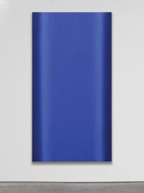 Es gibt keinen Text. Rechteckiges Gemälde mit sattem, tiefblauen Farbverlauf an einer weißen Wand.