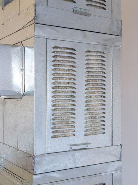 Metallventilationssystem mit gestanzten Schlitzen, durch die Isolierung sichtbar ist.