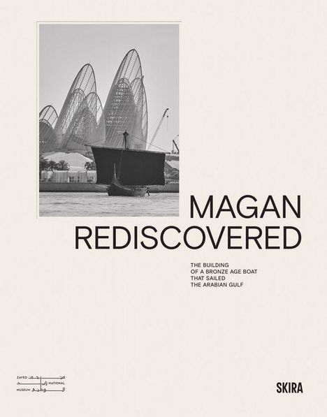 "Magan Rediscovered: The building of a Bronze Age boat that sailed the Arabian Gulf." Schwarz-weiß Foto eines Boots.