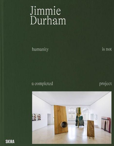 Text: "Jimmie Durham", "humanity is not a completed project", "SKIRA". Foto einer modernen Kunstausstellung.