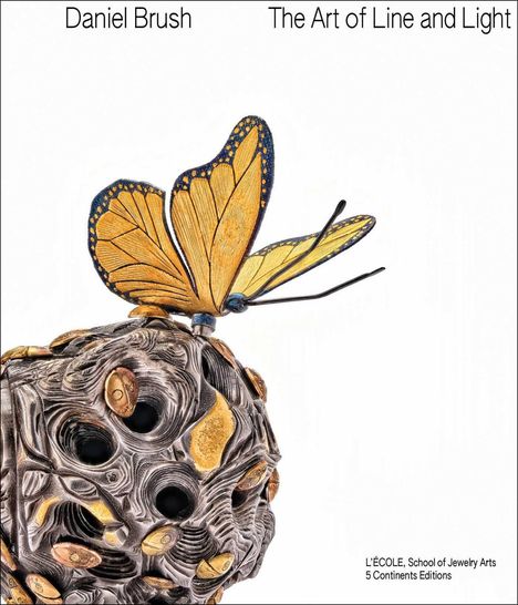 "Daniel Brush: The Art of Line and Light". Ein detaillierter Schmetterling auf einer skulpturalen Oberfläche.