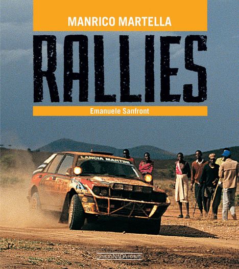 "RALLIES" von Manrico Martella und Emanuele Sanfront. Ein Rallyeauto fährt vorbei, umgeben von Zuschauern in einer Landschaft.