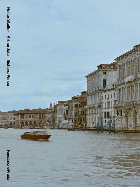 Helter Shelter, Arthur Jafa, Richard Prince, Fondazione Prada. Ein Kanal mit Gebäuden am Ufer und ein vorbeifahrendes Boot.