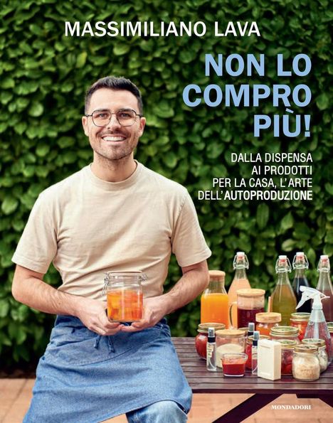 Texte: "Massimiliano Lava", "Non lo compro più!", "Dalla dispensa ai prodotti per la casa, l'arte dell'autoproduzione". 

Ein Mann sitzt, hält ein Glas mit Flüssigkeit, im Hintergrund sind verschiedene Flaschen und Gläser sichtbar.