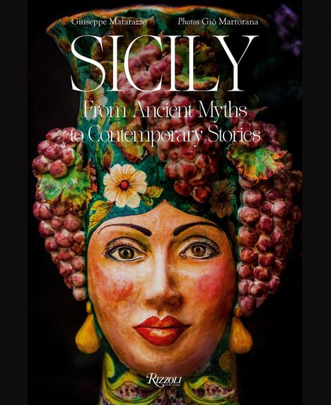 Titel: "SICILY - From Ancient Myths to Contemporary Stories". Bunte, dekorative Vase in Form eines weiblichen Gesichts.