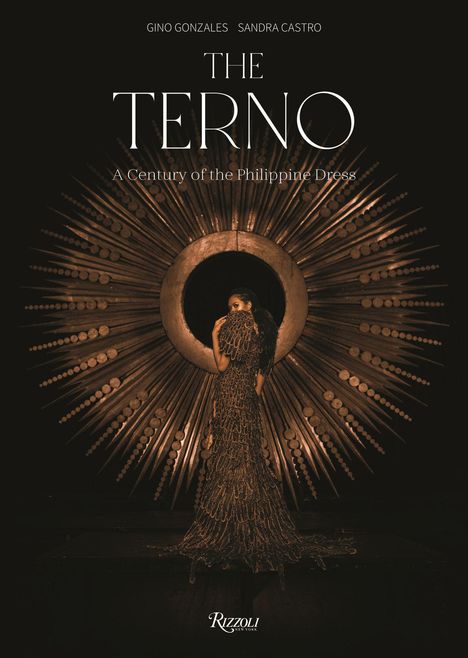 "The Terno: A Century of the Philippine Dress." Eine Frau in einem kunstvoll verzierten Kleid vor einem radialen Muster.