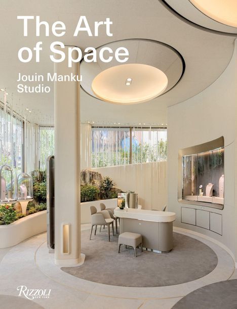 Text: "The Art of Space, Jouin Manku Studio." Elegantes modernes Interieur mit hellen Farben und minimalistischen Möbeln.