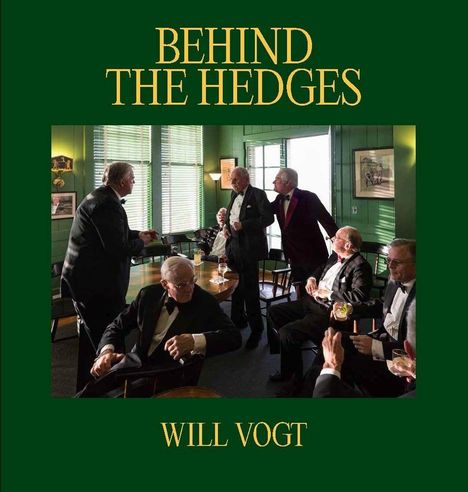 "BEHIND THE HEDGES" oben, "WILL VOGT" unten. Ein Raum voller älterer Männer in Anzügen, die gesellig beisammen sitzen.