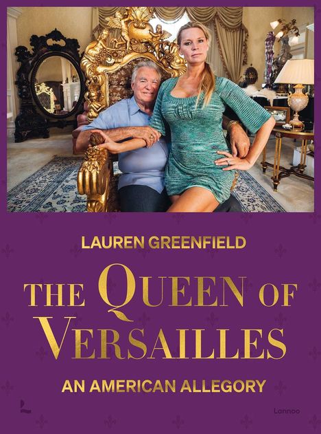 "Lauren Greenfield: The Queen of Versailles, An American Allegory" in goldener Schrift auf lila Hintergrund.