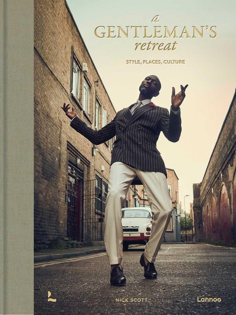 „A Gentleman's Retreat: Style, Places, Culture.“ Ein Mann in gestreiftem Anzug tanzt in einer gepflasterten Gasse.