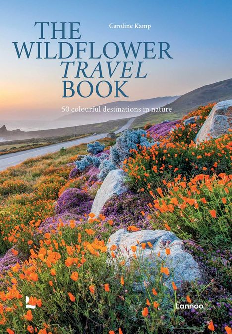 "The Wildflower Travel Book: 50 colourful destinations in nature." Hügel mit blühenden orangen und lila Wildblumen bei Sonnenuntergang.