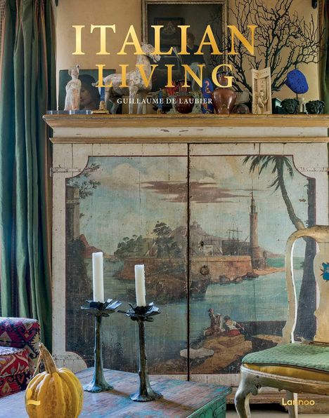 Text: "Italian Living, Guillaume de Laubier".  
Ein rustikales Interieur mit Gemälde, Kerzenhaltern und Kürbis.