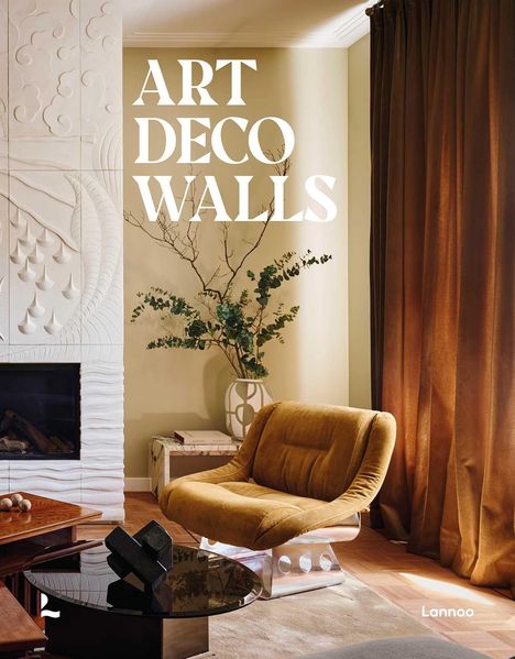 "ART DECO WALLS" in großen Buchstaben. Stilvolles Wohnzimmer mit senfgelbem Sessel, Pflanze, braunen Vorhängen.