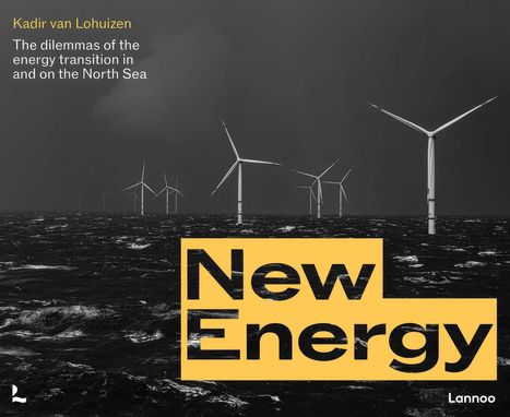 „Kadir van Lohuizen, The dilemmas of the energy transition in and on the North Sea“, Windräder im Meer bei stürmischem Wetter.