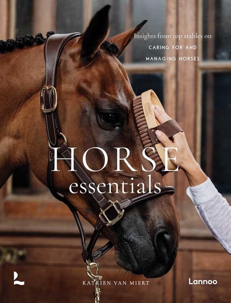 „HORSE essentials“ und „Katrien Van Miert“ sind groß geschrieben. Ein gepflegtes Pferd wird gebürstet.