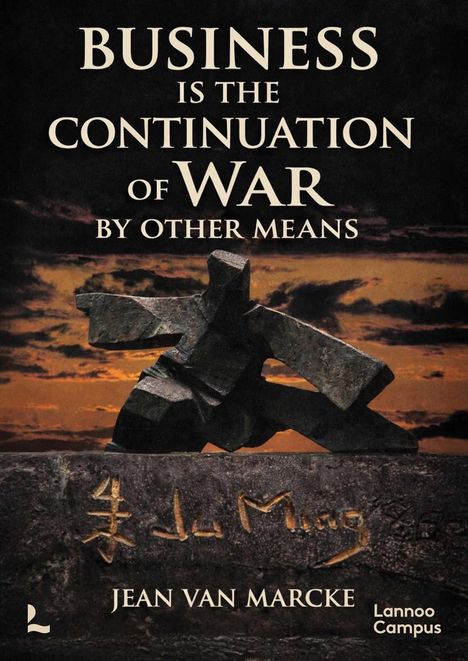 Text: "BUSINESS IS THE CONTINUATION OF WAR BY OTHER MEANS" von Jean Van Marcke. Dunkler Himmel, abstrakte Skulptur.