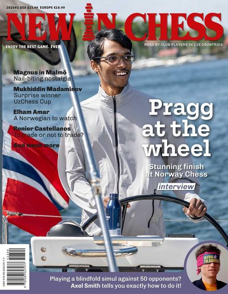 "Pragg at the wheel" und Schlagzeilen über Schachturniere. Junge Person steuert ein Boot, lächelnd, mit norwegischer Flagge.