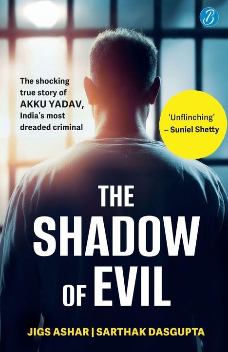 Texte umfassen "The shocking true story of AKKU YADAV" und "THE SHADOW OF EVIL". Ein Mann von hinten, vor einem Fenster.