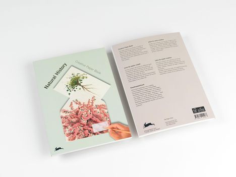 Links steht "Natural History, Creative Paper Book". Ein Buch mit floralen Illustrationen in einer Tasche. Rechts Text in mehreren Sprachen.