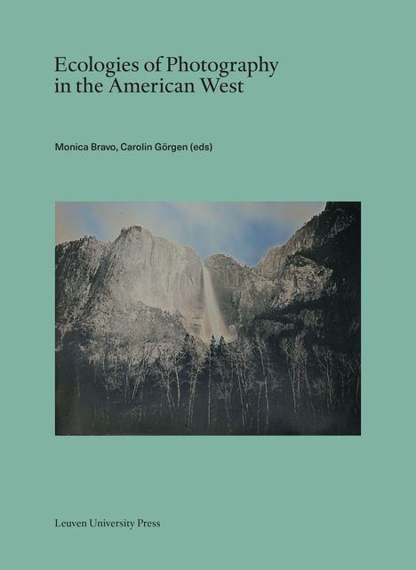 Buchtitel: "Ecologies of Photography in the American West". Herausgeber: Monica Bravo, Carolin Görgen. Bild: Wasserfall an Felswand.