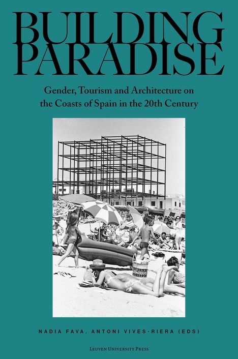 "BUILDING PARADISE", Text über Geschlecht, Tourismus, Architektur in Spanien. Schwarzweißfoto von Strandleben und Baustelle.