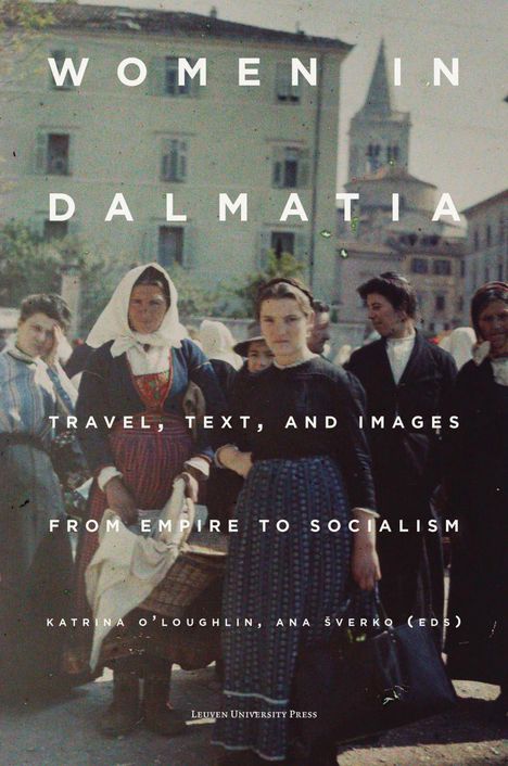 Frauen in traditioneller Kleidung posieren vor einem Gebäude, Text "Women in Dalmatia".