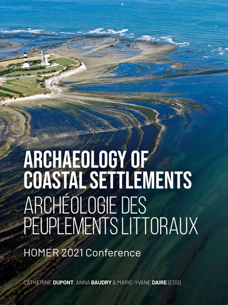 "Archaeology of Coastal Settlements, HOMER 2021 Conference." Luftaufnahme einer Küste mit Wellenmustern und einem Leuchtturm.