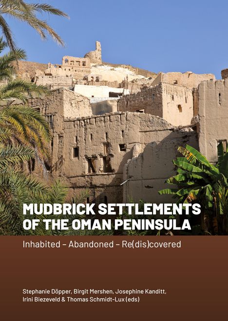 "Mudbrick Settlements of the Oman Peninsula. Inhabited – Abandoned – Re(dis)covered." Palmen vor Lehmruinen.