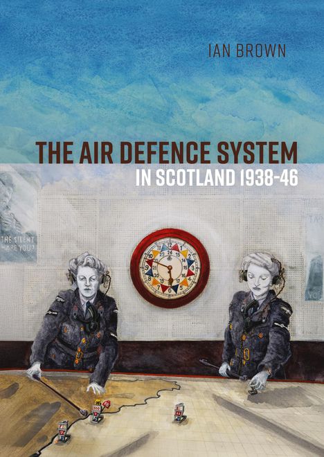 "The Air Defence System in Scotland 1938-46" steht oben. Zwei Frauen in Uniform arbeiten an einer Karte.