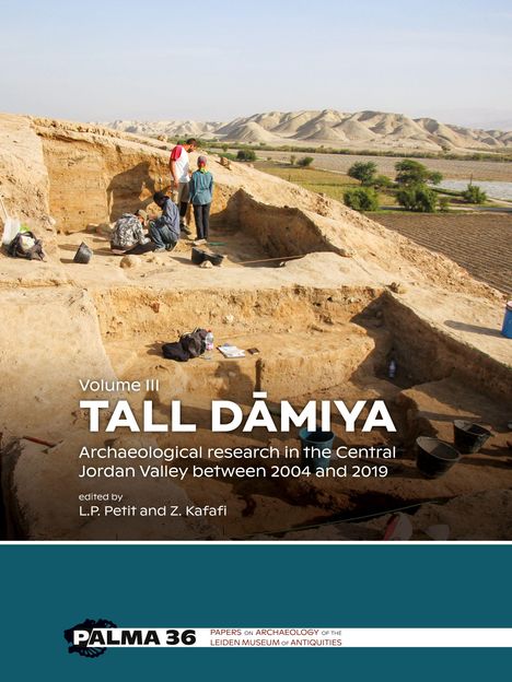 "Volume III TALL DĀMIYA Archaeological research in the Central Jordan Valley between 2004 and 2019, edited by L.P. Petit and Z. Kafafi."

Hintergrund: Archäologen arbeiten an einer Ausgrabungsstätte, umgeben von hügeliger Landschaft.