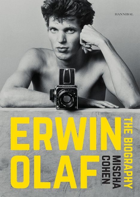 Texte: "ERWIN OLAF", "THE BIOGRAPHY", "MISCHA COHEN", "HANNIBAL". Ein Mann posiert mit Vintage-Kamera, Oberkörper frei.