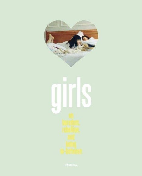 Text: "girls on boredom, rebellion, and being in-between, NANNAR". Zwei Mädchen liegen gemütlich im Bett, Herzrahmen.