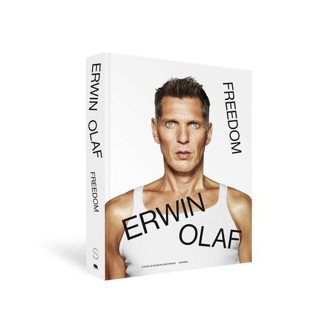 Die Wörter "ERWIN OLAF FREEDOM" erscheinen in großen, schwarzen Buchstaben auf einem Buchcover. Gesicht eines Mannes im weißen Tanktop.
