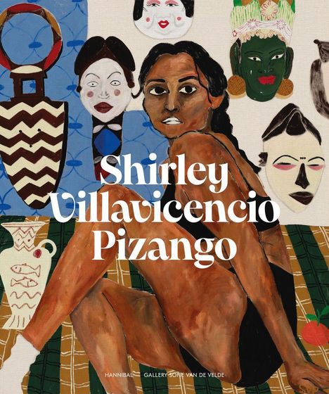 „Shirley Villavicencio Pizango“ in weißer Schrift. Gemälde einer Frau mit verschiedenen dekorativen Masken im Hintergrund.