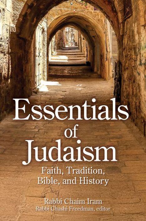 "Essentials of Judaism: Faith, Tradition, Bible, and History" von Rabbi Chaim Iram. Steinbogen-Gasse im Hintergrund.