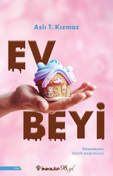 Der Text "EV BEYİ" in großen braunen Buchstaben. Ein kleines Haus in Kuchenform wird in einer Hand gehalten.