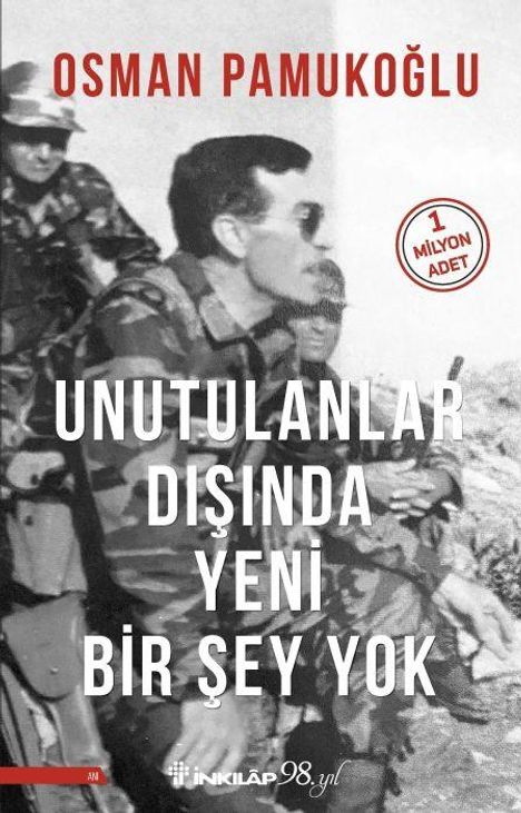 "1 Milyon Adet", "Osman Pamukoğlu", "Unutulanlar Dışında Yeni Bir Şey Yok". Schwarz-weißes Foto von Militärpersonen in Tarnuniform.
