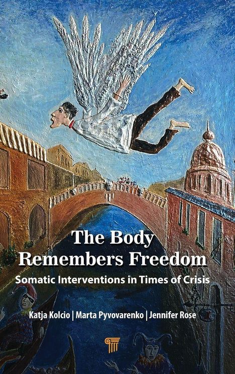 "The Body Remembers Freedom" in Weiß. Illustration: Mensch fliegt mit Flügeln über Brücke, blauer Himmel.