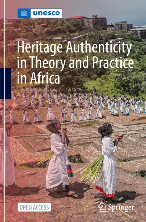 "Heritage Authenticity in Theory and Practice in Africa." Menschen in weißen traditionellen Gewändern beten im Freien.