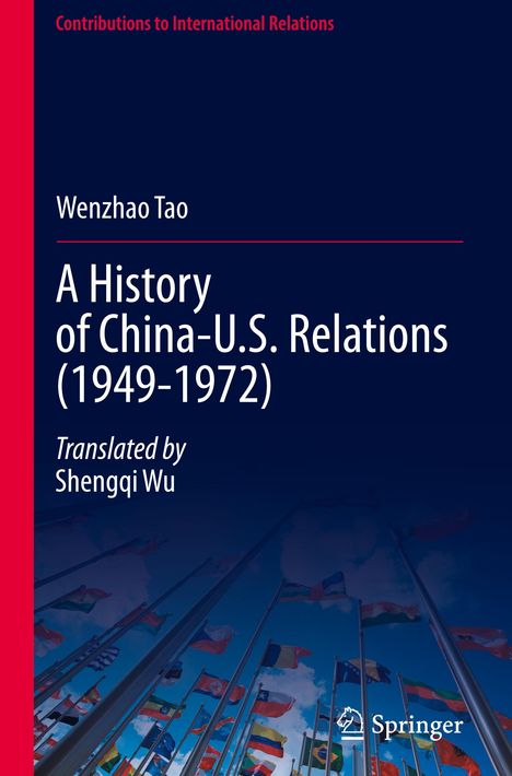 „A History of China-U.S. Relations (1949-1972)“ von Wenzhao Tao. Unten Flaggen am Fahnenmast, blauer Himmel.