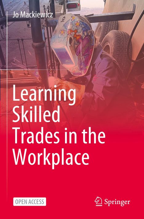 "Learning Skilled Trades in the Workplace" steht in großen weißen Buchstaben. Ein Schweißer mit dekoriertem Helm arbeitet.