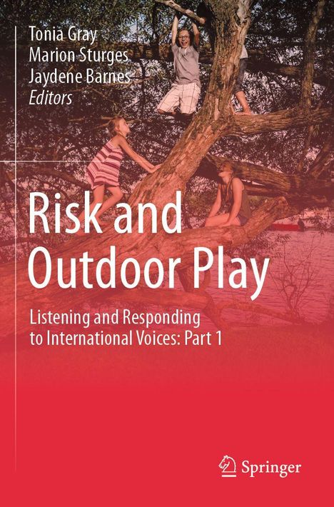 "Risk and Outdoor Play: Listening and Responding to International Voices: Part 1" steht in weißem Text. Kinder klettern auf einem Baum.