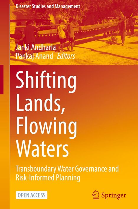 „Shifting Lands, Flowing Waters“; Transboundary Water Governance and Risk-Informed Planning. Menschen tragen ein Boot.