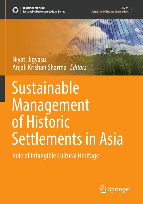 „Sustainable Management of Historic Settlements in Asia“ großer Text auf orangefarbenem Hintergrund. Gebäudespiegelung sichtbar.