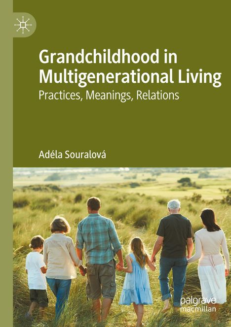 „Grandchildhood in Multigenerational Living“. Eine Familie spaziert durch ein Feld, von hinten gesehen.
